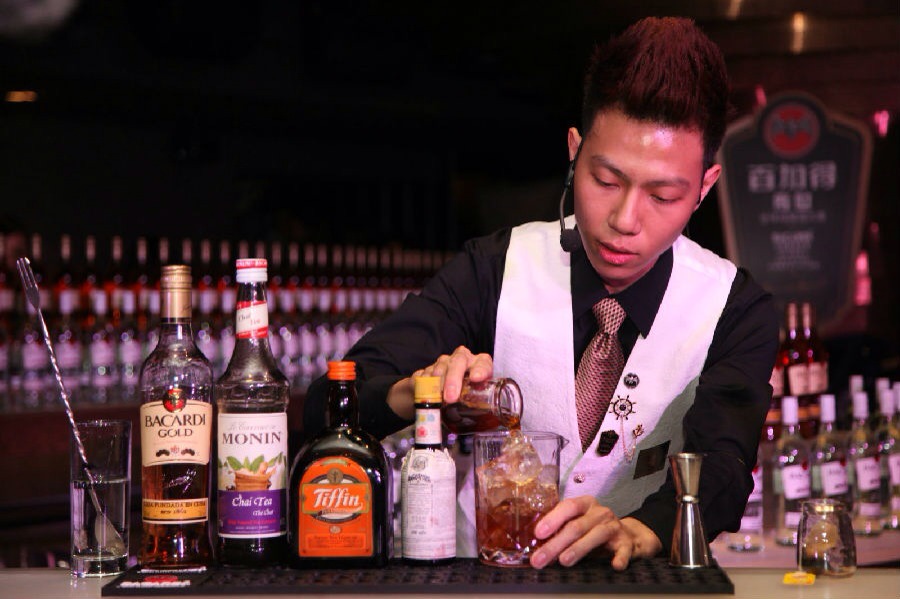 深圳寶安餐吧招聘調(diào)酒師一名，薪資（5500-7000）