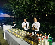 魔貼世家首次新品發布會邀請【佛山展翅調酒咖啡西點培訓學?！空{酒師作為花式調酒演出嘉賓