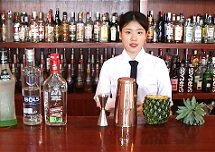 【佛山展翅調(diào)酒咖啡西點(diǎn)培訓(xùn)學(xué)?！颗{(diào)酒師燕子